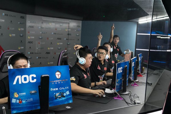 他以背伤为 他以背伤为